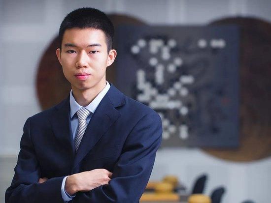 被员工以为是没钱赚，没士气，没前程，没妞泡的老字号梅花油公司，周一到周六的上班糊口死板无味。员工个个空虚懒惰，毫无规律性，上班迟到更是屡见不鲜。周师长教师（詹瑞文 饰）是这家公司的司理，喜好调戏女员工，剥削员工工资。而公司还出缺乏性爱的管帐小虾（杨诗敏 饰），鄙陋的行政阿泰（邓智坚 饰），自然呆的性感秘书Rachel（吕慧仪 饰）和大哥色衰的洁净员年夜阿姨几位人员。几小我过着打工仔的糊口，整天性空想无所事事。但是有一天，周司理接到年夜老板的德律风，公司被中国成人保健团体收购，公司人事和市排场临全新调配。感应危机的几人决议同一阵线，一致匹敌新公司。一袭人来到新公司，新公司的总裁Pink（赵彤 饰）在进职第一天就颁布发表，他们划进催情喷鼻薰油部分，薪资将上涨百分之五十，但是几人中，将有人面对裁人。面临这惨烈的竞争，几人只得打起十二分的精力插手到新公司的培训中…该片改编自舞台剧《潮性办公室》。
